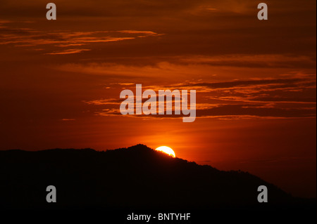 Coucher du soleil sur les montagnes avec une sorte de Matang (hauteur du vol d'oiseau. La Malaisie. Bornéo. Kuching. Banque D'Images
