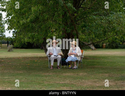 Garden party à la Warwick House, Easton Lodge, peu d'Easton, Dunmow,Essex comme Brian et Diana Creasey quitter leur maison bien-aimé de Banque D'Images