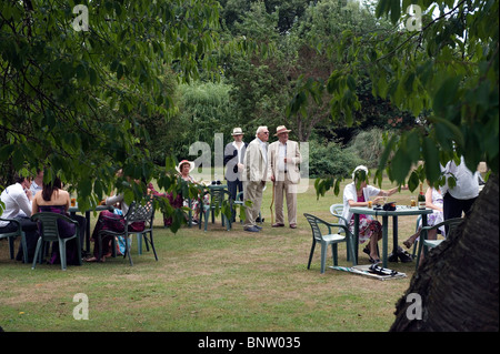 Garden party à la Warwick House, Easton Lodge, peu d'Easton, Dunmow,Essex comme Brian et Diana Creasey quitter leur maison bien-aimé de Banque D'Images