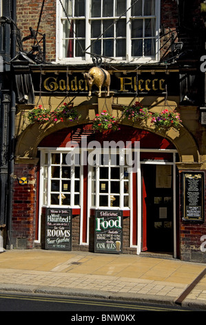 Le pub Golden Fleece inn dans le centre-ville pavé York North Yorkshire Angleterre Royaume-Uni GB Grande-Bretagne Banque D'Images