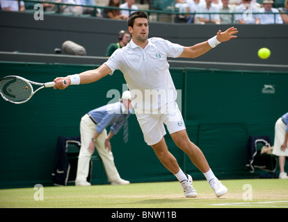 Novak Djokovic (SRB) en action au cours de la Tennis de Wimbledon 2010 Banque D'Images