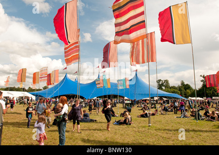 Tentes et les drapeaux à la music festival Womad Wiltshire Charlton Park Banque D'Images