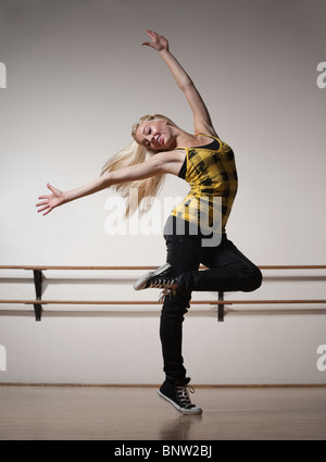 Femme blonde en danse ballet studio Banque D'Images