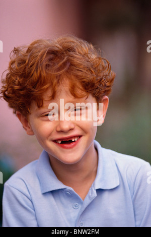 Cute young Red Headed Boy ses dents manquantes Banque D'Images