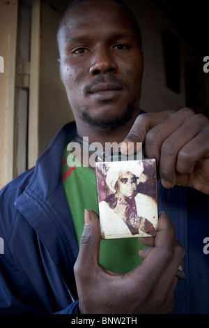 Man holding up sa Baye Fall musulmane mouride, collier de la Gambie Banque D'Images