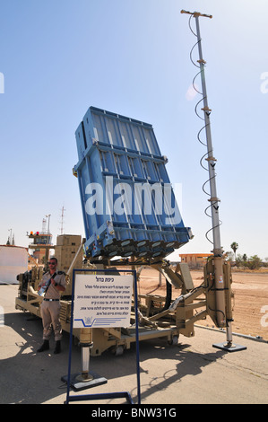 Iron Dome (Hébreu : Kipat Barzelý) est un système de défense aérienne mobile conçu pour intercepter des roquettes à courte portée et des obus d' Banque D'Images