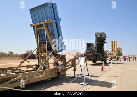 Iron Dome (Hébreu : Kipat Barzelý) est un système de défense aérienne mobile conçu pour intercepter des roquettes à courte portée et des obus d' Banque D'Images