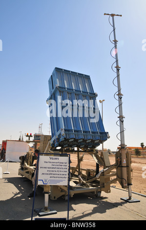 Iron Dome (Hébreu : Kipat Barzelý) est un système de défense aérienne mobile conçu pour intercepter des roquettes à courte portée et des obus d' Banque D'Images