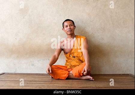 Un moine bouddhiste avec casque, Phnom Penh, Cambodge Banque D'Images