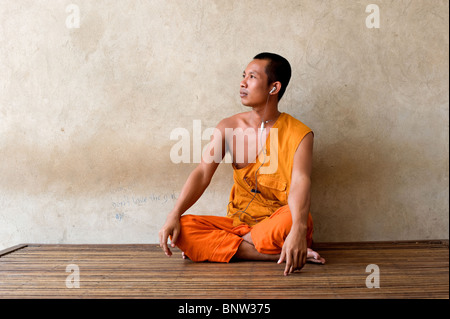 Un moine bouddhiste avec casque, Phnom Penh, Cambodge Banque D'Images