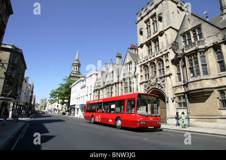 Un bus passe l'All Souls College d'Oxford High Street. Banque D'Images