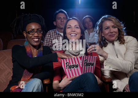 Femme trois popcorn cinéma en partage Banque D'Images