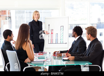 Businesswoman giving a presentation Banque D'Images