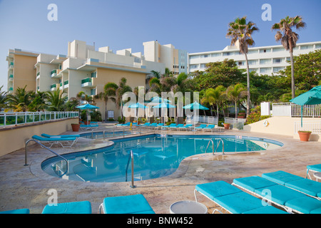 La piscine de l'hôtel Caribe Hilton Resort de San Juan, Porto Rico, Antilles. Banque D'Images