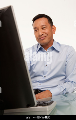 Smiling man working on computer Banque D'Images