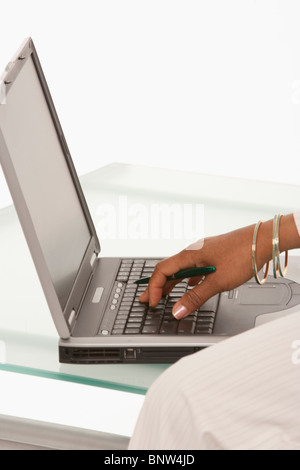 Woman's hand typing on laptop Banque D'Images