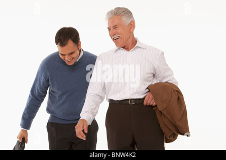 Deux heureux les hommes à marcher ensemble Banque D'Images