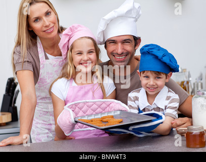 Family baking cookies dans la cuisine Banque D'Images