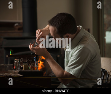 La réparation de l'homme fly fishing hook Banque D'Images