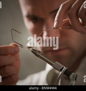 La réparation de l'homme fly fishing hook Banque D'Images