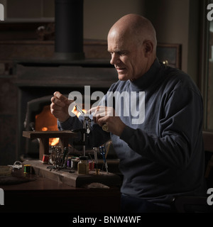 Man working on fly fishing hook Banque D'Images