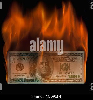 Burning 100 dollar bill Banque D'Images