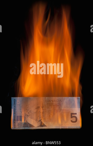 Burning 5 dollar bill Banque D'Images