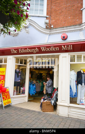 L'Edinburgh Woollen Mill Shopfront Angleterre Banque D'Images