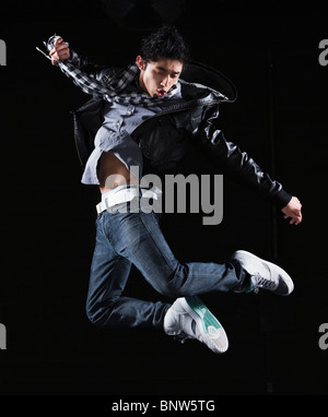 Danseur hip hop sautant en l'air Banque D'Images