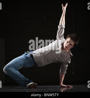 Danseur en équilibre sur un bras Banque D'Images