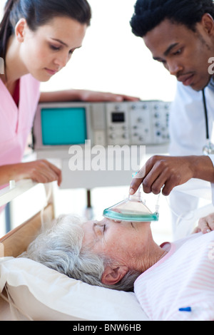 L'équipe médicale resuscitating a senior patient Banque D'Images