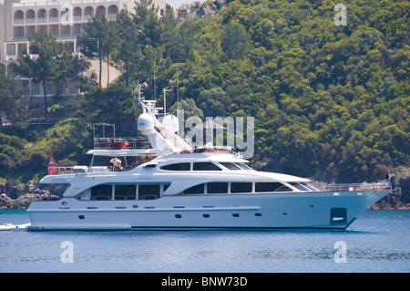 Bateau yacht amarré dans la baie de Paleokastritsa sur l'île grecque de Corfou Grèce GR Banque D'Images