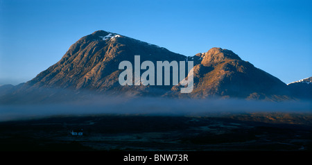 Buachaille Etive Mor sur Sunrise, Glencoe, Ecosse, Royaume-Uni. Lagangarbh Bothy au premier plan. Banque D'Images