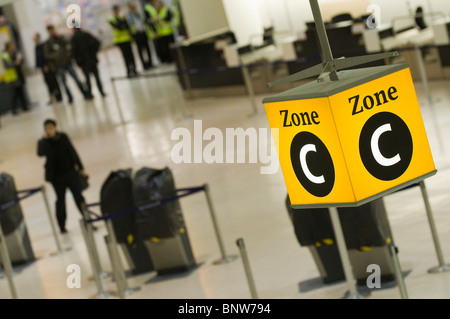 Rush climatique organiser un pique-nique au Terminal 1, Heathrow Airport, en protestation contre l'impact environnemental de la troisième piste Banque D'Images