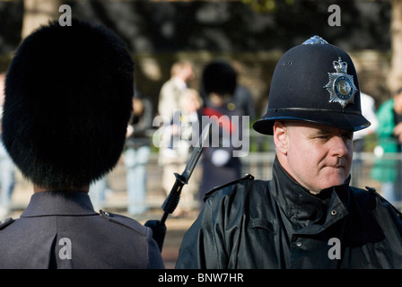 Y compris certains policiers et certains armés à cheval protéger une visite d'état dans le Mall, Londres. Banque D'Images