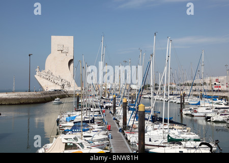 Monument des découvertes et la Marina à Lisbonne, Portugal Banque D'Images