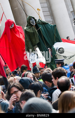 Fools Day financier dans la ville. Les manifestants dans la rue et la police anti-émeute sont déployés près de la Banque d'Angleterre Banque D'Images