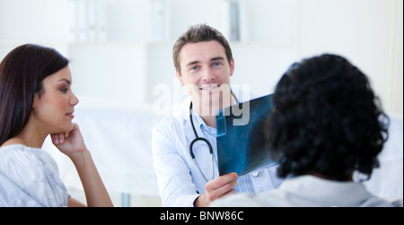 Partenaires médicaux explainng les résultats au patient Banque D'Images