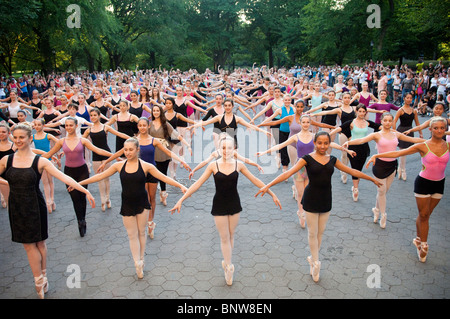 Des centaines de ballerines se rassembler dans Central Park à New York pour briser le record mondial Guinness de ballerines en pointe Banque D'Images