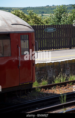 Train approchant la gare de Sandown, île de Wight, Hampshire Royaume-Uni en juin Banque D'Images