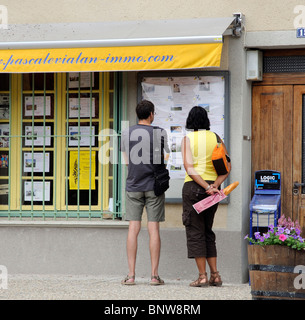 Rechercher un bien youngish couple affichage des propriétés à vendre dans le sud de la Fran Banque D'Images