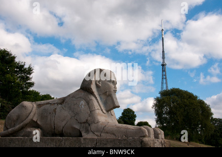 Un Sphinx - partie des ruines du palais de cristal dans le sud de Londres avec le mât de télévision dans l'arrière-plan. Banque D'Images