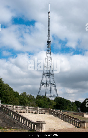 Pas sur la terrasse, une partie de l'italien les ruines du Crystal Palace dans le sud de Londres avec le mât de télévision dans l'arrière-plan. Banque D'Images