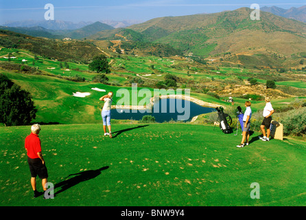 Pris le départ au milieu des montagnes, vallées et fairways verdoyants au parcours nord de La Cala Resort de Malaga sur la Costa del Sol, Espagne Banque D'Images