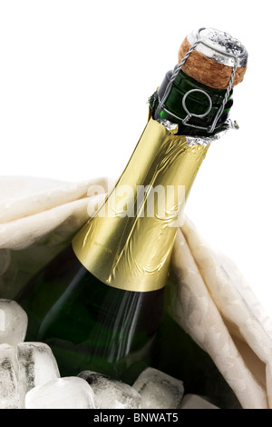 Close-up of a cold bouteille de champagne sur la glace (cut-out) Banque D'Images