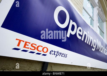 Bannière pour annoncer une nouvelle ouverture / supermarché Tesco Express. Banque D'Images