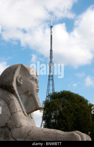 Un Sphinx - partie des ruines du palais de cristal dans le sud de Londres avec le mât de télévision dans l'arrière-plan. Banque D'Images