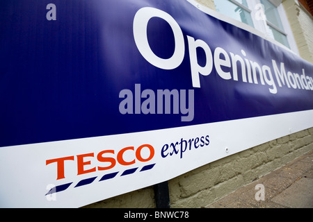 Bannière pour annoncer une nouvelle ouverture / supermarché Tesco Express. Banque D'Images