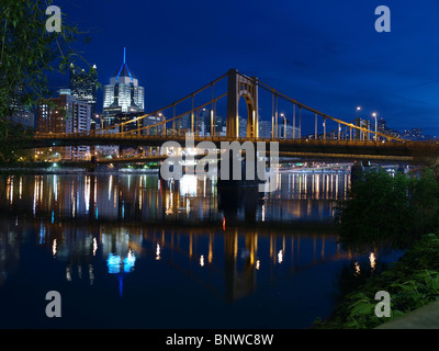 Pittsburgh skyline et la rivière Ohio, la nuit. Banque D'Images