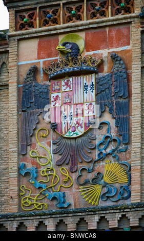 La céramique blanche de San Juan, les armoiries des Rois catholiques sur la façade des beaux-arts de la ville de Tolède, Castille la Manche, Espagne. Banque D'Images